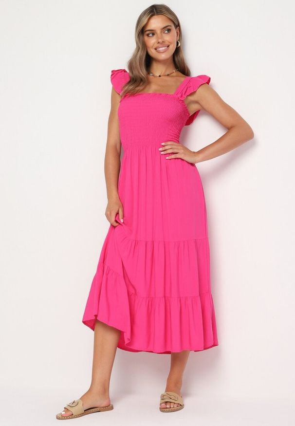 Born2be - Fuksjowa Rozkloszowana Bawełniana Sukienka na Ramiączkach z Gumkami i Falbanką Mevesta. Okazja: na spacer. Typ kołnierza: kołnierz z falbankami, dekolt kwadratowy. Kolor: różowy. Materiał: bawełna. Długość rękawa: na ramiączkach
