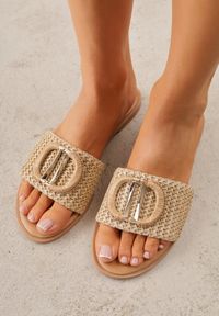 Renee - Beżowe Plecione Klapki na Płaskiej Podeszwie Zdobione Metaliczną Aplikacją Rhelana. Okazja: na co dzień. Kolor: beżowy. Materiał: len. Wzór: aplikacja. Obcas: na płaskiej podeszwie. Styl: boho, glamour, casual, elegancki #1