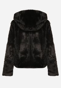 Born2be - Czarna Casualowa Kurtka Futerko z Kapturem Nindrie. Okazja: na co dzień. Typ kołnierza: kaptur. Kolor: czarny. Materiał: futro. Styl: casual #5