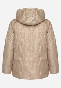 Born2be - Beżowa Pikowana Kurtka o Prostym Kroju z Kapturem ze Ściągaczami Falesaa. Okazja: na co dzień. Typ kołnierza: kaptur. Kolekcja: plus size. Kolor: beżowy. Materiał: jeans. Styl: casual, elegancki #4