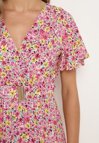 Born2be - Różowa Wiskozowa Sukienka z Kopertowym Dekoltem i Gumką w Pasie z Paskiem i Rozcięciem Vikama. Okazja: na spacer, na imprezę. Typ kołnierza: dekolt kopertowy. Kolor: różowy. Materiał: wiskoza. Typ sukienki: kopertowe. Styl: elegancki #4