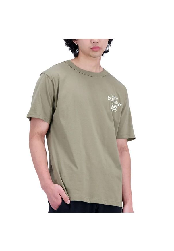 Koszulka New Balance MT31518CGN - zielona. Kolor: zielony. Materiał: bawełna, tkanina, skóra. Długość rękawa: krótki rękaw. Długość: krótkie