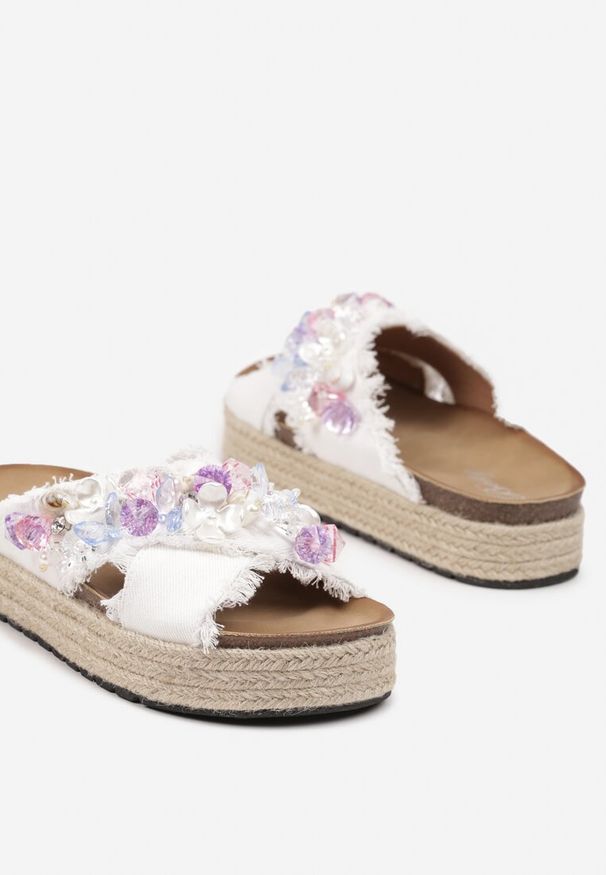 Renee - Białe Klapki na Platformie w Stylu Boho z Aplikacjami i Plecionką Rissona. Okazja: na co dzień. Nosek buta: otwarty. Kolor: biały. Materiał: jeans. Wzór: aplikacja. Sezon: lato. Obcas: na platformie. Styl: boho