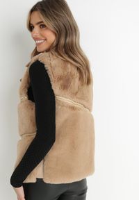 Born2be - Beżowa Kamizelka Futrzana Antedes. Kolor: beżowy. Materiał: futro. Długość rękawa: długi rękaw. Długość: długie. Wzór: aplikacja #3