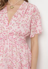 Born2be - Różowa Rozkloszowana Sukienka z Ozdobnymi Marszczeniami i Gumką w Talii i Falbankami Mennata. Typ kołnierza: kołnierz z falbankami. Kolor: różowy. Długość rękawa: krótki rękaw. Styl: klasyczny #4