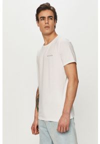 columbia - Columbia t-shirt sportowy kolor biały gładki. Kolor: biały. Materiał: skóra, syntetyk, włókno. Wzór: gładki. Styl: sportowy