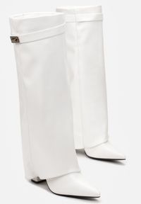 Born2be - Białe Kozaki ze Szpiczastym Noskiem i Wywiniętą Cholewką Quirina. Nosek buta: szpiczasty. Zapięcie: zamek. Kolor: biały. Szerokość cholewki: normalna. Materiał: skóra, materiał. Sezon: zima. Obcas: na obcasie. Styl: klasyczny. Wysokość obcasa: średni #3