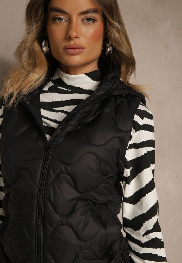 Renee - Czarna Kamizelka z Odpinanym Kapturem i Pikowanym Wzorem Tiozarе. Okazja: na co dzień. Kolor: czarny. Materiał: jeans. Sezon: jesień. Styl: casual