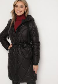 Born2be - Czarna Kurtka Pikowana o Długim Fasonie z Paskiem w Talii i Kapturem Zalinka. Okazja: na co dzień. Kolor: czarny. Materiał: jeans. Długość: długie. Styl: klasyczny, casual, elegancki #4