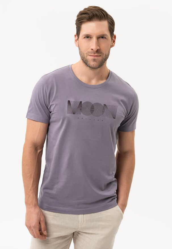 Volcano - Fioletowy t-shirt T-MOL. Okazja: na co dzień. Kolor: fioletowy. Materiał: skóra, materiał, bawełna. Długość rękawa: krótki rękaw. Długość: krótkie. Wzór: napisy. Sezon: lato. Styl: klasyczny, casual