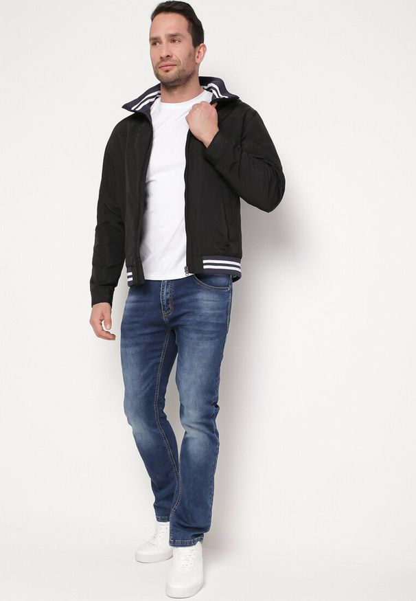 Born2be - Czarna Kurtka z Kapturem Chowanym w Stójce i Kieszeniami Naienna. Typ kołnierza: kaptur, kołnierzyk stójkowy. Kolor: czarny