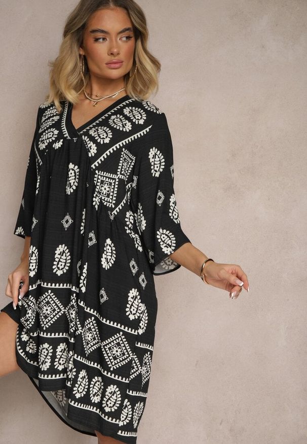Renee - Granatowa Sukienka z Wiskozy w Stylu Boho Virisna. Okazja: na co dzień, na imprezę, na spacer. Typ kołnierza: dekolt w kształcie V. Kolor: niebieski. Materiał: wiskoza. Wzór: aplikacja, kolorowy. Sezon: lato. Styl: boho