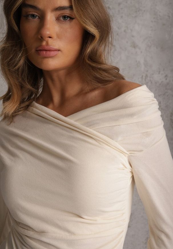 Renee - Beżowy Marszczona Bluzka z Bawełną i Dekoltem w Łódkę Orinlia. Typ kołnierza: dekolt w łódkę. Kolor: beżowy. Materiał: bawełna. Styl: elegancki
