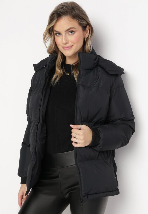Born2be - Czarna Pudełkowa Kurtka Pikowana z Kapturem Anena. Typ kołnierza: kaptur. Kolor: czarny. Styl: elegancki