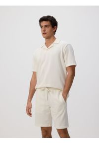 Reserved - Strukturalne szorty regular - złamana biel. Materiał: bawełna, dzianina