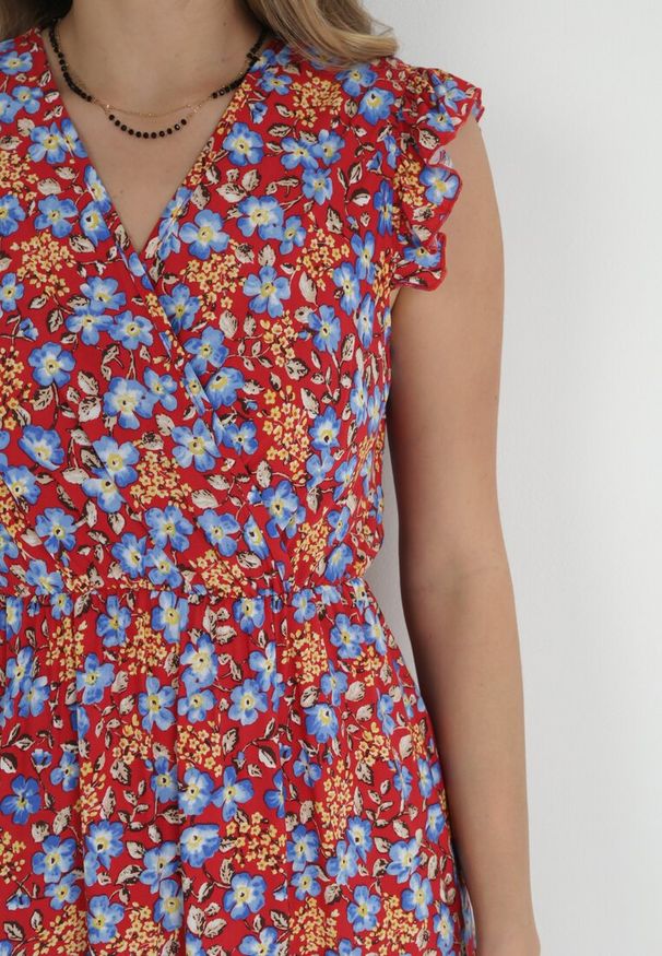 Born2be - Czerwona Rozkloszowana Sukienka z Wiskozy w Kwiaty Evalis. Kolor: czerwony. Materiał: wiskoza. Wzór: kwiaty. Sezon: lato