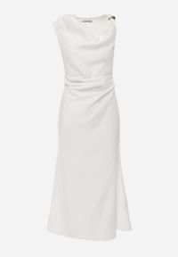 Renee - Biała Sukienka VICES z Metaliczną Ozdobą na Ramieniu Coraena. Okazja: na randkę. Kolor: biały. Wzór: aplikacja. Typ sukienki: asymetryczne. Styl: elegancki #4