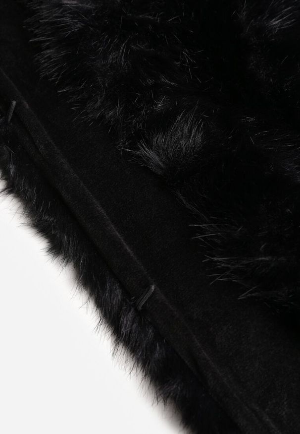 Renee - Czarne Futerkowe Ponczo Szal Typu Etola Aezney. Okazja: na imprezę. Kolor: czarny. Materiał: satyna. Styl: wizytowy, elegancki