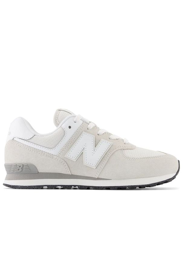 Buty młodzieżowe New Balance GC574EVW - beżowe. Okazja: na co dzień. Kolor: beżowy. Materiał: zamsz, materiał, syntetyk, guma. Szerokość cholewki: normalna. Model: New Balance 574