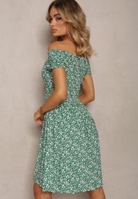 Renee - Zielona Rozkloszowana Sukienka w Kwiatowy Print z Bawełny o Fasonie Hiszpanki Rosaki. Okazja: na co dzień. Typ kołnierza: dekolt hiszpanka. Kolor: zielony. Materiał: bawełna. Długość rękawa: krótki rękaw. Wzór: kwiaty, nadruk. Sezon: lato. Styl: casual