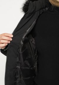 Born2be - Czarna Pikowana Kurtka z Kapturem z Futrem i Ściągaczami przy Rękawach Dacce. Okazja: na co dzień. Typ kołnierza: kaptur. Kolor: czarny. Materiał: futro. Styl: casual #6