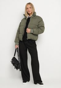 Born2be - Ciemnozielona Pikowana Kurtka Puffer o Prostym Kroju ze Ściągaczami przy Rękawach Suzzana. Okazja: na spacer, na co dzień. Kolor: zielony. Materiał: poliester, jeans. Styl: casual, elegancki #3