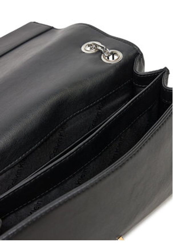 Calvin Klein Torebka Ck Medium Conv Chain Bag K60K612810 Czarny. Kolor: czarny. Materiał: skórzane