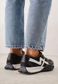 Renee - Czarne Sneakersy z Futurystyczną Tłoczoną Podeszwą i Geometrycznym Wzorem Emalorine. Okazja: na spacer. Kolor: czarny. Materiał: jeans. Wzór: geometria. Sport: turystyka piesza #3