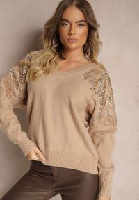 Renee - Ciemnobeżowy Sweter o Kroju Nietoperza Ozdobiony Cekinami i Cyrkoniami Nevarraea. Okazja: na co dzień. Kolor: beżowy. Materiał: jeans. Wzór: aplikacja. Styl: klasyczny, casual, elegancki #4