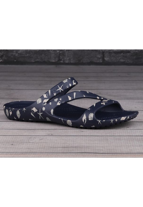 Klapki damskie sportowe Crocs KADEE II SHELLS PRINT. Kolor: beżowy, niebieski, wielokolorowy. Wzór: nadruk. Styl: sportowy
