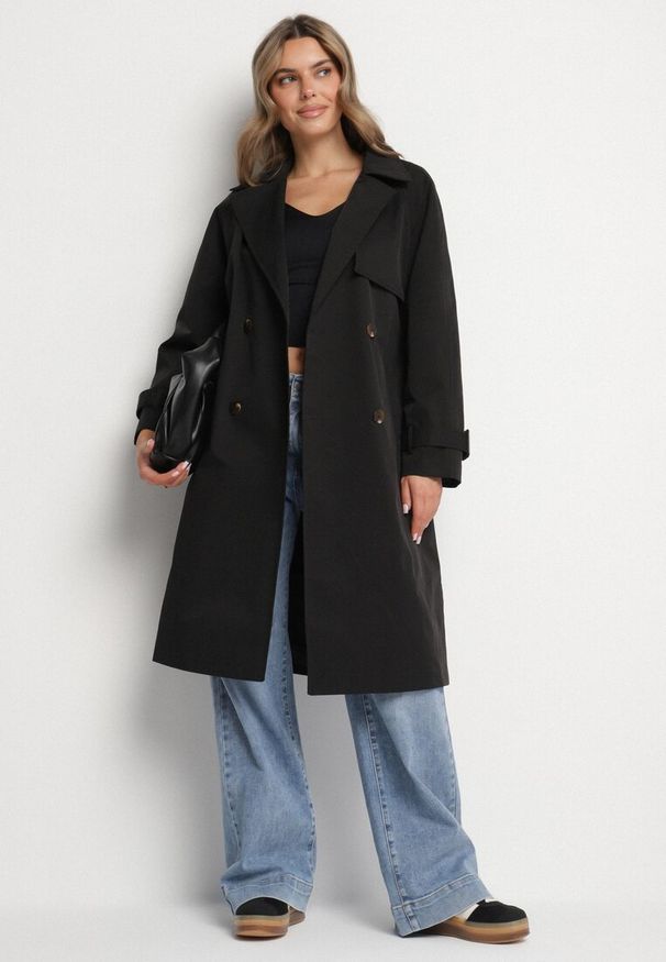 Born2be - Czarny Płaszcz w Stylu Trencza Ozdobiony Paskiem z Klamrą Ninellira. Kolor: czarny. Materiał: jeans. Długość rękawa: długi rękaw. Długość: długie. Wzór: aplikacja. Styl: klasyczny, elegancki