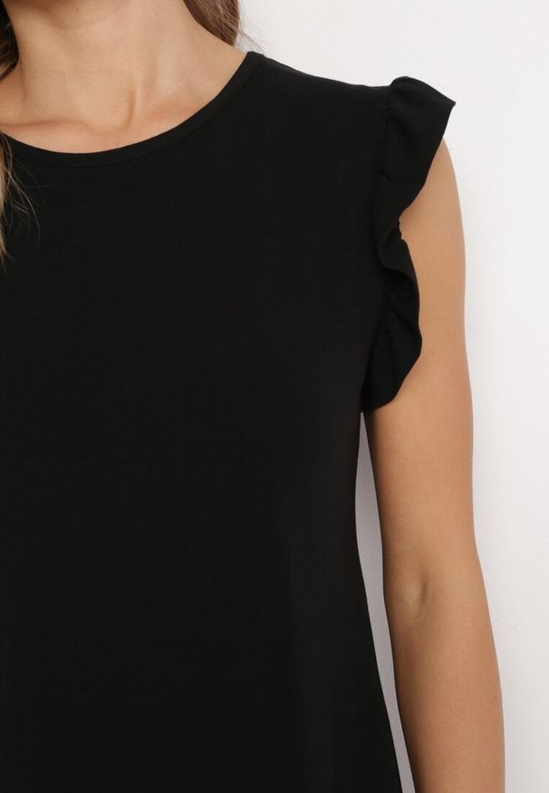 Born2be - Czarna Letnia Sukienka Bawełniana z Falbankami Wokół Ramion Sasare. Typ kołnierza: kołnierz z falbankami. Kolor: czarny. Materiał: bawełna. Długość rękawa: krótki rękaw. Wzór: aplikacja. Sezon: lato. Typ sukienki: trapezowe