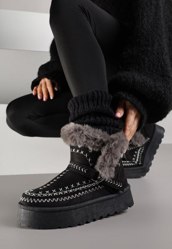 Renee - Czarne Śniegowce na Platformie z Futerkiem i Haftowanym Wzorem Celatusa. Okazja: na co dzień. Kolor: czarny. Materiał: futro. Wzór: haft. Sezon: zima. Obcas: na platformie. Styl: casual