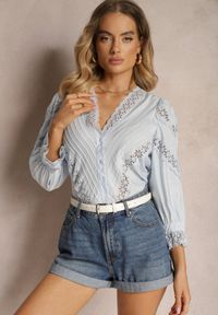 Renee - Jasnoniebieska Koszula z Wiskozy z Rękawami 7/8 Ozdobiona Koronką i Falbankami przy Mankietach Waerata. Typ kołnierza: kołnierz z falbankami. Kolor: niebieski. Materiał: koronka, wiskoza. Wzór: aplikacja, koronka