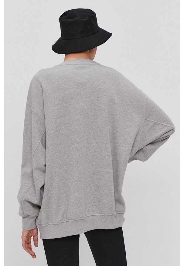 adidas Originals - Bluza bawełniana. Okazja: na co dzień. Kolor: szary. Materiał: bawełna. Długość rękawa: długi rękaw. Długość: długie. Wzór: aplikacja. Styl: casual