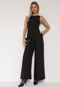 Born2be - Czarny Elegancki Kombinezon z Ozdobnymi Zakładkami Zellysha. Okazja: na co dzień, na spotkanie biznesowe. Kolor: czarny. Wzór: aplikacja. Styl: elegancki #3