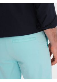 Ombre Clothing - Męskie szorty chinosy z kontrastowym podwinięciem – turkusowe V4 - Rozmiar: M. Okazja: na imprezę, do pracy, na co dzień. Kolor: turkusowy. Materiał: tkanina, elastan, bawełna. Długość: krótkie. Wzór: kolorowy. Sezon: lato. Styl: wakacyjny, casual #8