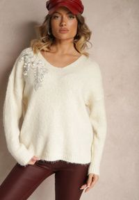 Renee - Jasnobeżowy Sweter z Wełną Ozdobiony Cekinami i Kwiatami 3D Calimi. Okazja: na co dzień. Kolor: beżowy. Materiał: wełna. Długość rękawa: długi rękaw. Długość: długie. Wzór: aplikacja, kwiaty. Sezon: jesień, zima. Styl: klasyczny, casual