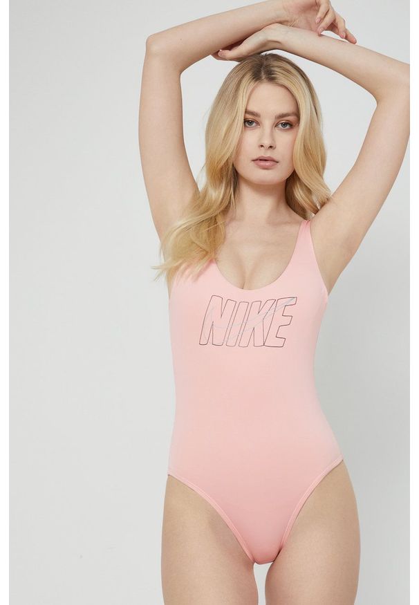 Nike jednoczęściowy strój kąpielowy Multi Logo kolor różowy miękka miseczka. Kolor: różowy. Materiał: skóra, materiał, włókno