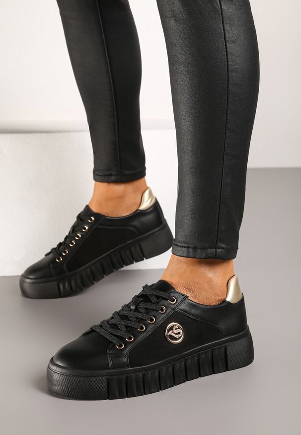 Renee - Czarno-Złote Sznurowane Sneakersy Vices na Platformie z Tłoczeniem i Metaliczną Aplikacją Lavfedi. Okazja: na co dzień. Zapięcie: sznurówki. Kolor: czarny. Materiał: jeans. Wzór: aplikacja. Obcas: na platformie