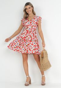Born2be - Czerwona Sukienka Mini z Wiskozy z Gumką w Pasie i Falbankami Nidi. Typ kołnierza: kołnierz z falbankami. Kolor: czerwony. Materiał: wiskoza. Długość: mini #5