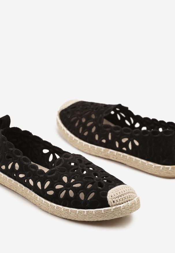 Renee - Czarne Espadryle Vices Ozdobione Ażurowym Wzorem i Ozdobną Plecionką Arivosa. Okazja: na co dzień. Kolor: czarny. Wzór: aplikacja, ażurowy. Obcas: na płaskiej podeszwie. Styl: casual