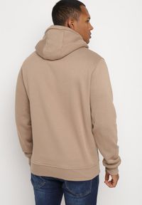 Born2be - Ciemnobeżowa Bluza Evoire. Okazja: na co dzień. Typ kołnierza: kaptur. Kolor: beżowy. Materiał: jeans. Styl: casual, klasyczny #4