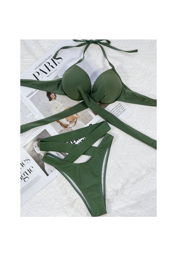 Intica - Bikini z ozdobnymi paskami na plażę i basen Shireen. Kolor: zielony. Materiał: materiał. Wzór: paski