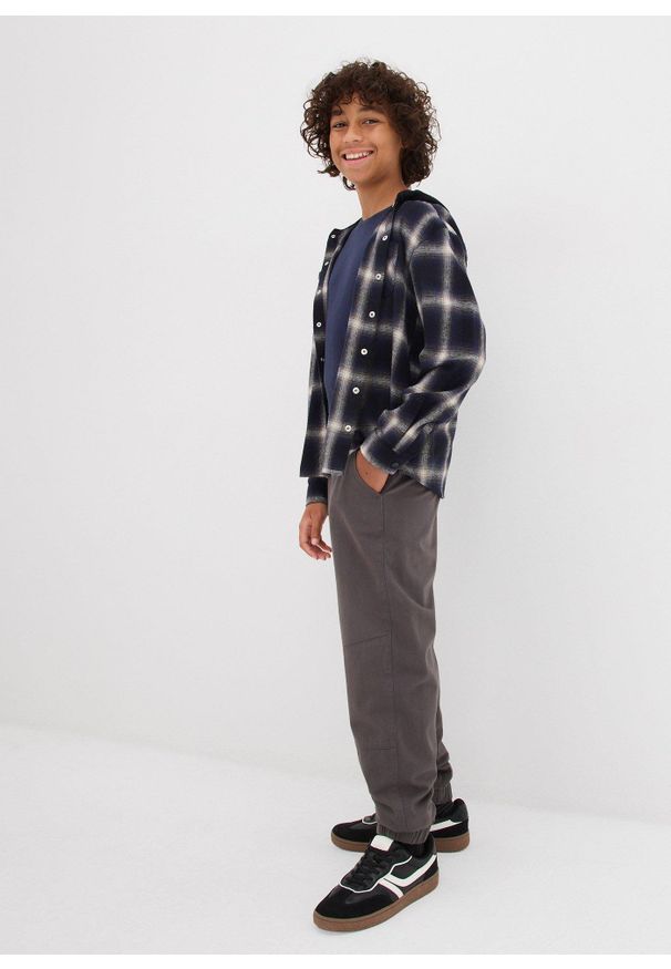 bonprix - Spodnie termiczne, Loose Fit. Kolor: szary. Wzór: napisy