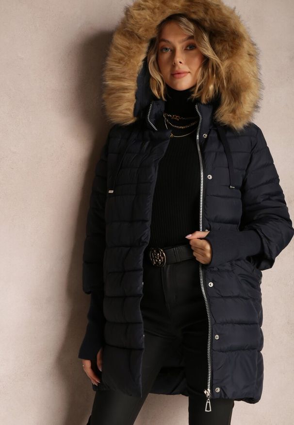 Renee - Granatowa Kurtka Pikowana z Szerokim Ściągaczem przy Rękawach Yasu. Okazja: na co dzień. Kolor: niebieski. Materiał: jeans, futro. Styl: elegancki, casual