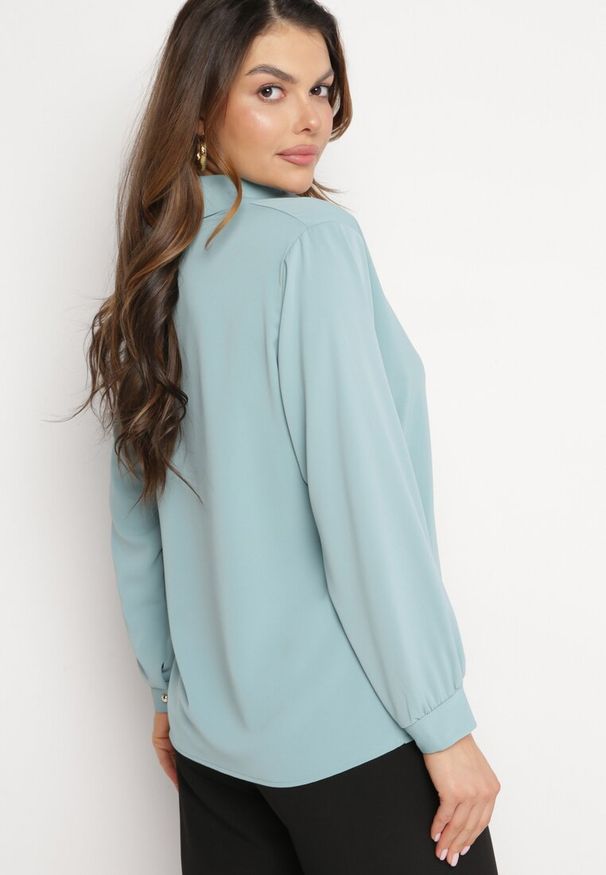 Born2be - Jasnoniebieska Bluzka z Kołnierzem i Ozdobną Broszką z Perłą Klaviona. Kolor: niebieski. Długość rękawa: długi rękaw. Długość: długie. Styl: klasyczny