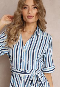 Renee - Niebieska Koszulowa Sukienka Wiązana w Talii w Paski Nastika. Okazja: na co dzień. Kolor: niebieski. Materiał: materiał. Długość rękawa: krótki rękaw. Wzór: paski. Typ sukienki: koszulowe. Styl: casual. Długość: midi