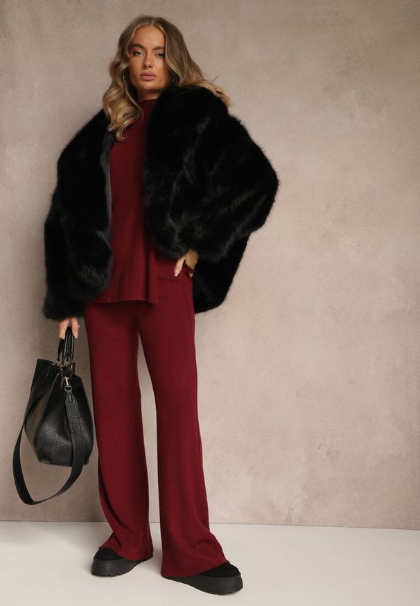 Renee - Bordowy Komplet z Dzianiny z Wiskozą Spodnie i Sweter z Ozdobnymi Guzikami Unarea. Kolor: czerwony. Materiał: dzianina, wiskoza. Wzór: aplikacja