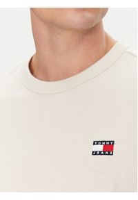 Tommy Jeans T-Shirt Badge DM0DM20322 Beżowy Regular Fit. Kolor: beżowy. Materiał: bawełna #4